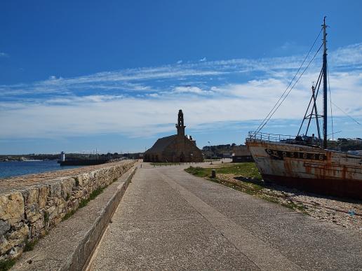 Der Sillon-Damm, ein 600 Meter langer, schmaler Naturdamm führt zur Kapelle mit Namen: "Notre-Dame-de-Rocamadour"