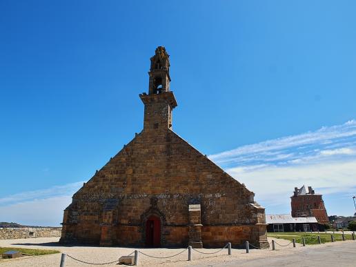 Im Hintergrund der Kapelle sieht man den Turm "Tour Vauban" . Diese Kleinstfestung spielte 1694 eine bedeutende Rolle beim legendären Großangriff der Engländer und Holländer.Vauban,der Lieblingsbaumeister des Sonnenkönigs,koordinierte von dem noch nicht fertig gestellten, dachlosen "Roten Turm"  die Verteidigung.Trotz seines etwas klobigen Aussehens wurde der Turm 2008 von der UNESCO in die Weltkulturerben-Liste aufgenommen.