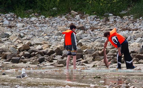 Vater und Sohn zeigen stolz ihren Fang auf offener See..einen kleinen Hai