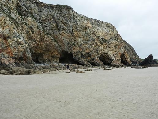 Am Plage de Kersiguenou..oben auf dem Felsmassiv führt der Zöllnerpfad entlang der Küste