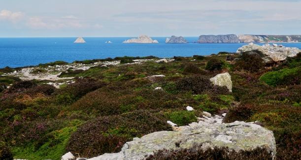 Auf dem Pointe de Dinan mit Blick auf den "Erbsenhaufen" von Pointe de Pen-Hir