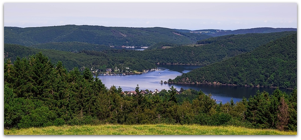 Steckenborn mit Blick auf den Rursee in Woffelsbach